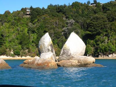 Split Apple Rock, Abel Tasman National Park.  Photo credit: Rhiannon Davies